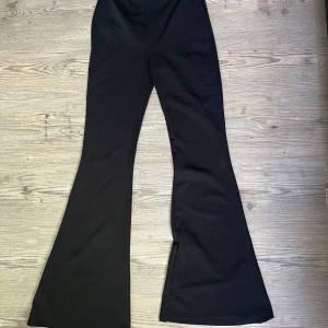 Svarta bootcut byxor - Svarta bootcut byxor med högmidja i ett bekvämt material från Nelly, storlek XXS, använd fåtal gånger