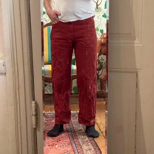 Baggy vinröda manchesterbyxor - Säljer ett par röda manchesterbyxor fràn Lee. Byxorna är lite baggy/vida och är tillverkade i mjuk manchester. Perfekta för dig som gillar retrostil och vill ha nägot bekvämt och snyggt. Dom är nägot korta för mig som är 174.