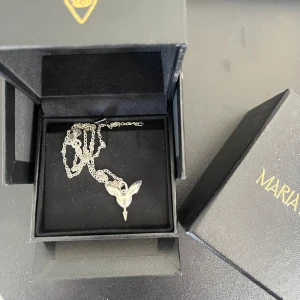 Maria Nilsdotter Halsband - Så fint silver halsband från Maria Nilsdotter.  Fick i studentpresent men aldrig använt för jag använder guld.  Nypris är 1995 kr 