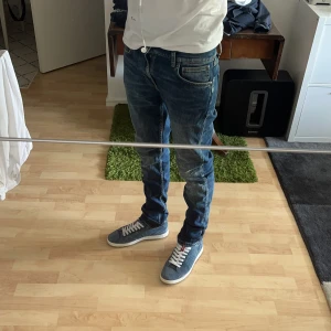 Blå jeans från Nudie Jeans - Säljer ett par blåa Nudie Jeans med skön tvätt. Byxorna har knappt varit använda på grund av att de inte passar mig så bra, är alltså i nyskick. Modellen är ”Lean Dean” som innebär att de är slimfit. Storleken är 28/32 och modellen är ca 183 o väger runt 60 kg. Skriv vid minsta fundering💫