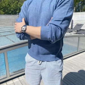 Cos tröja Kashmir  - Snygg blå stickad tröja med rund hals och långa ärmar. Tröjan har ribbade muddar vid ärmslut och nederkant, vilket ger en klassisk och stilren look. Perfekt för dig som gillar en enkel men trendig stil.