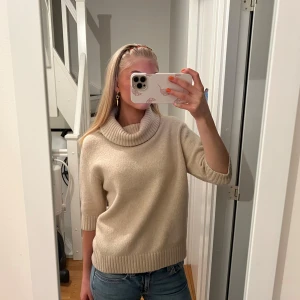 Stickad kortärmad polotröja - Superfin och härlig stickad polotröja i fint material❣️Storlek S