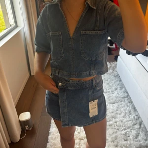 Zara jeans sett  - Säljer detta settet fårn Zara som aldrig är använt. Prislapp finns kvar💗båda delarna är i storlek xs💗💗