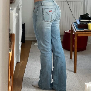 Jeans miss sixty - Skitsnygga ljusblå bootcutjeans från miss sixty, köpta på second hand i Frankrike. Mycket gott skick, och sååå sköna! Jag är 171 cm lång, så längden på jeansen är typ 32. True to size:)