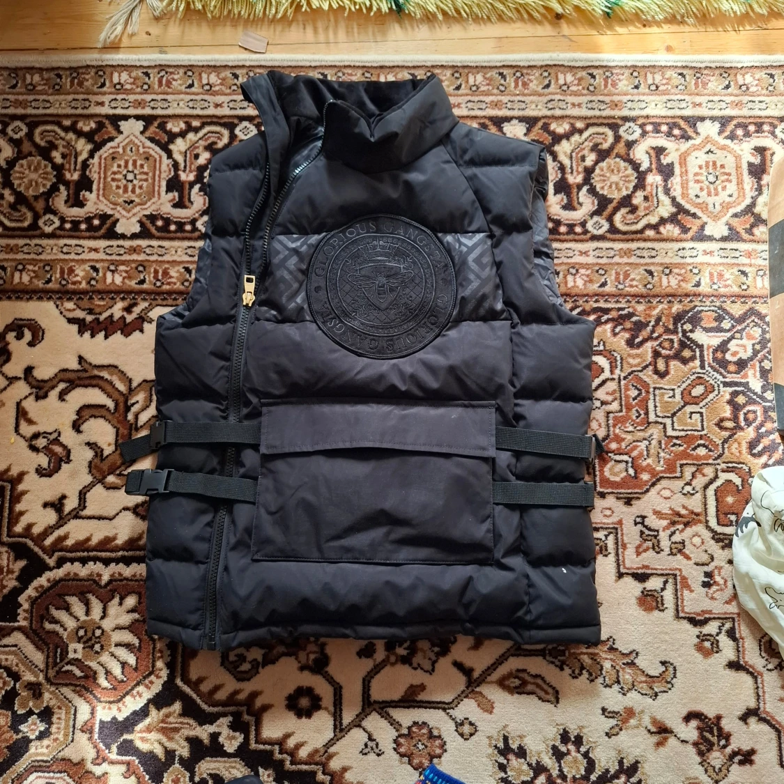 Svart dunväst med broderad logga - 1