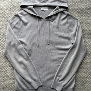 Grå merinoull hoodie från Ahlquist Clothing - Tja! Säljer en otroligt snygg Merinoull hoodie från märket Alqvist Clothing! Använd endast 1-3 gånger så är som ny! Den tillverkad i 100% Merinoull och är slut i lager hela tiden på deras hemsida(är även slut i lager nu) Nypris på denna ligger på 999kr 