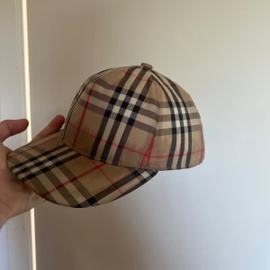 Burberry keps - Äkta burberry keps om jag får tag på kvittot så lägger jag det i bilden också. Hör av er vid frågor fick den som en present men har 6 kepsar nu så tänker sälja ett par av dom. 