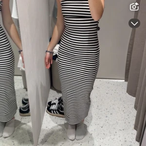 Svartvit randig långklänning ifrån Zara  - Säljer denna sjukt snygga bandeu klänningen ifrån Zara 💓den är dubbelvikt upp till, ifall man köper med PostNord kan jag oftast posta samma dag! 