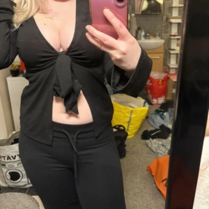 Svart knytblus  - En svart knytblus från Gina tricot. 