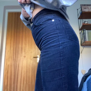 Mörkblå manchesterbyxor från Monki - Säljer ett par mörkblå manchesterbyxor från Monki med hög midja och raka ben. Har en  retrostil och är så snygga! Tyvärr är dom försmå för mig runt midjan💞