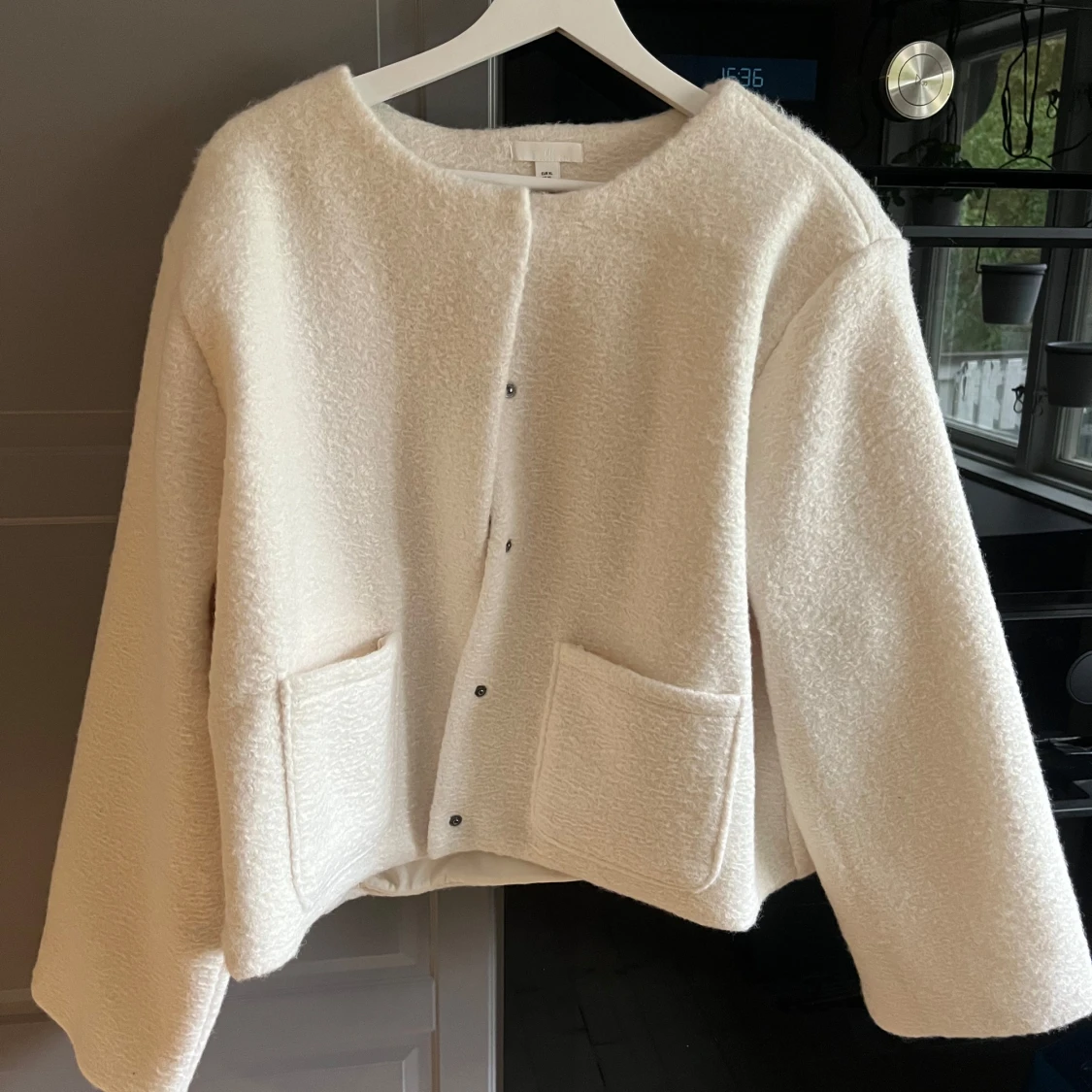 Vit teddyjacka med fickor