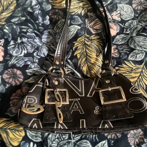 Handväska🩷 - Jättesnygg handväska från Dolce&Gabanna med snygga silverdetaljer. Perfekt till fest eller vardag. I bra skick men lite sliten i botten.