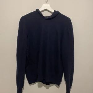 Mörkblå kashmir hoodie från Oscar Jacobson - Mörkblå Kashmir hoodie från Oscar Jacobson. Klassisk modell med huva och långa ärmar och navy blue färg. Storlek L men sitter mer som M 