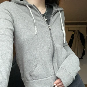 Tunn Hollister zip-up - Tunn zip-up hoodie från Hollister. Är lite nopprig och väl använd därav priset. Katt i hemmet💕