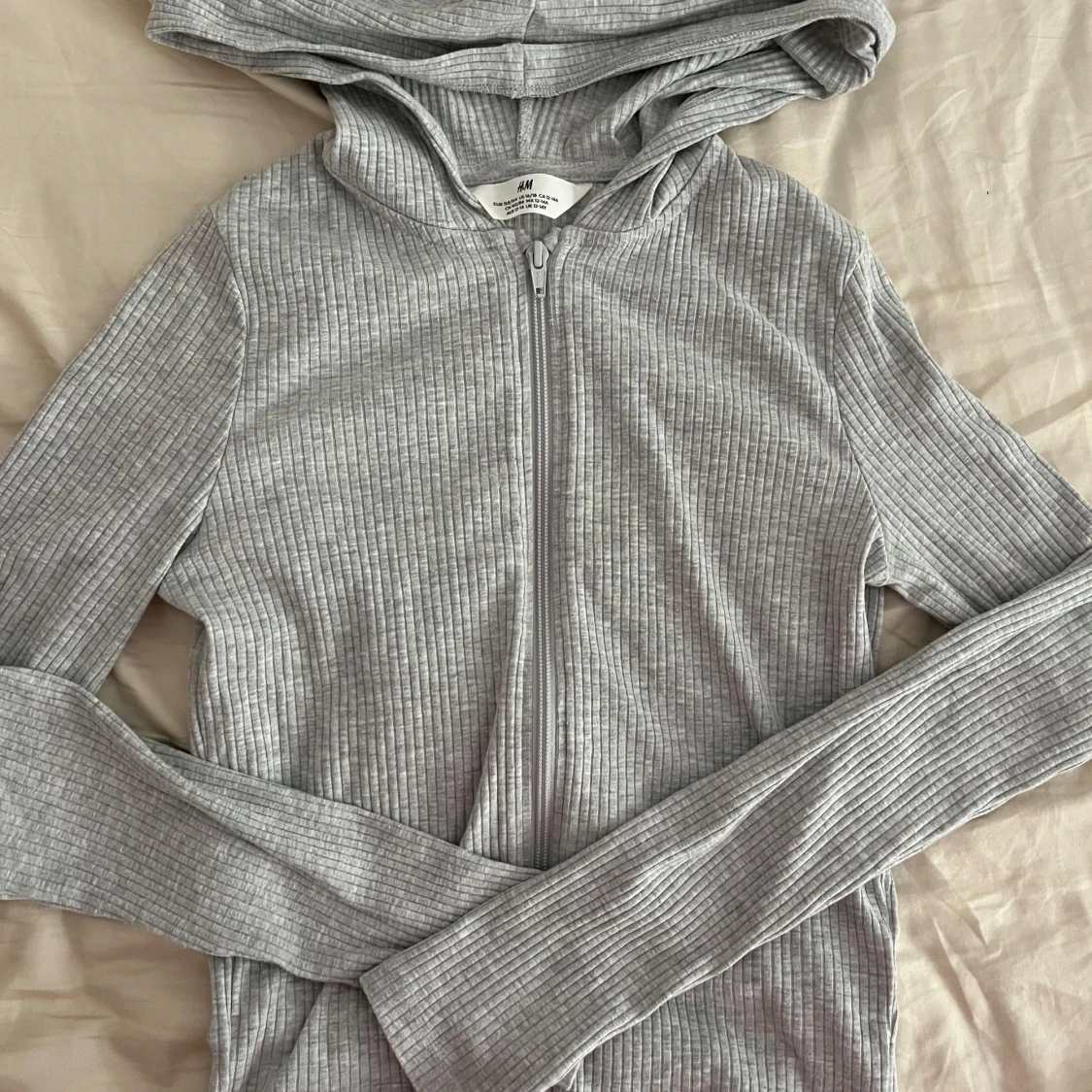 Grå ribbad tajt tröja