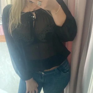 Svart fest blus  - As snygg svart festblus storlek M🎀
