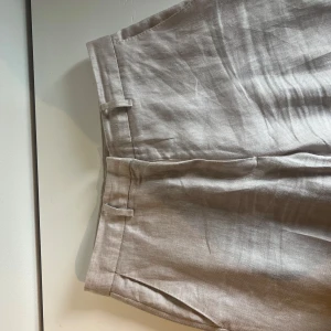 Beige linnebyxor från STOCKHOLM LM - Snygga linnebyxor från STOCKHOLM LM med klassisk passform. De har använts några gånger men fortfarande som nya. Storlek 38, normala i storleken. 