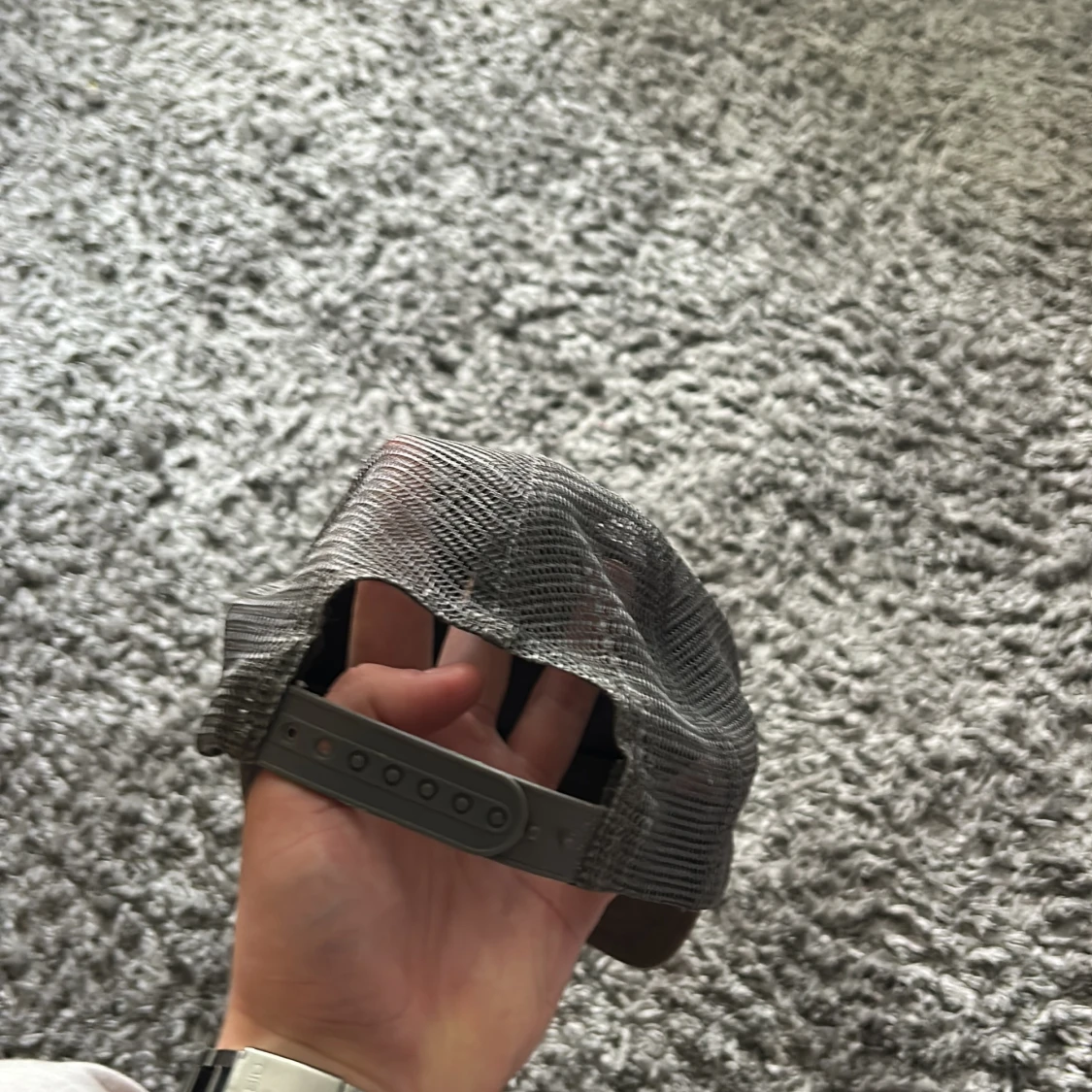 Beige keps från John Hatter & Co med LIMITLESS-tryck - 1