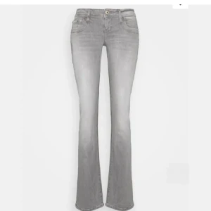 Bootcut jeans från LTB  - Säljer ett par gråa low waist bootcut jeans från LTB. Fick dem i födelsedagspresent men tyckte dem var för stora för mig tyvärr. Men har då haft på mig dem 2 gånger bara. Så dem är knappt andvända! Kontakta mig om ni har några frågor💕