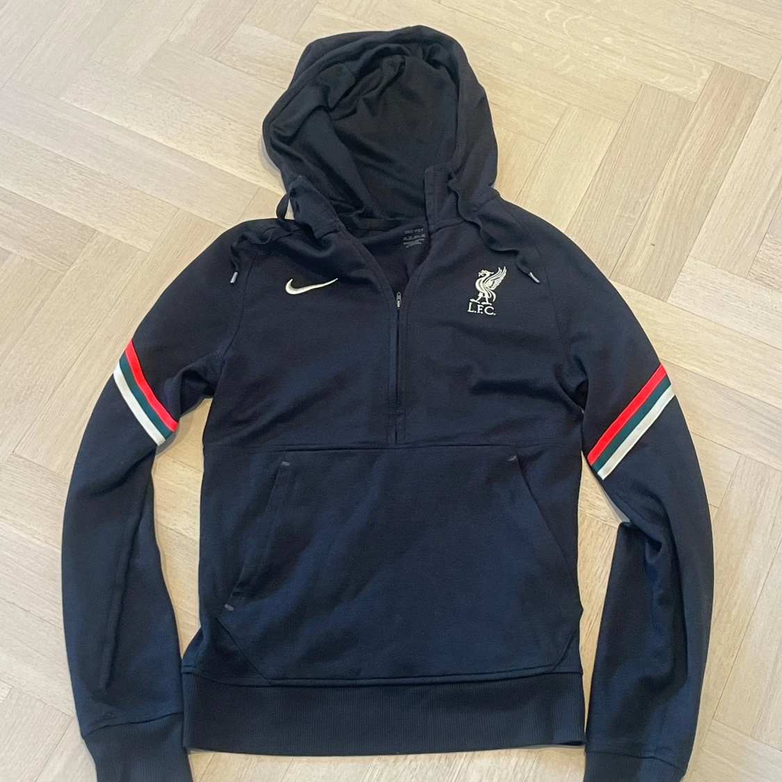 Svart Nike Liverpool hoodie med röd och vit detalj