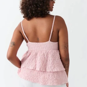 Volang topp - Jätte vacker volang topp från Gina Tricot, helt slutsåld. Endast använd en enstaka gång, skriv för fler bilder!💕