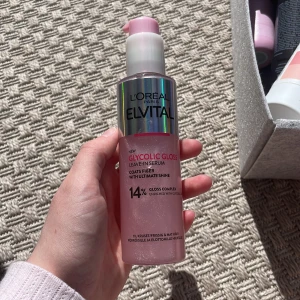 L'Oréal Paris Elvital Glycolic Gloss Leave-In Serum - L'Oréal Paris Elvital Glycolic Gloss Leave-In Serum i en rosa, glansig pumpflaska på 150 ml. Har inte kommit till användning förutom en gång där jag testade den. Tog en bild som man kan se hur mkt de ä kvar. Har ett överflöd av hårprodukter o därför har jag kommit till beslutet att göra mig av med det som bara tar plats, hoppas nån annan får bättre användning för den💗🥰