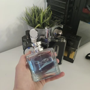 Nautica Voyage Eau de Toilette - Fräsch parfym från Nautica, Voyage. Flaskan är genomskinlig med ljusblå vätska och har ett silvrigt lock. Doften är lätt och akvatisk, perfekt för dig som gillar marina och fräscha toner.