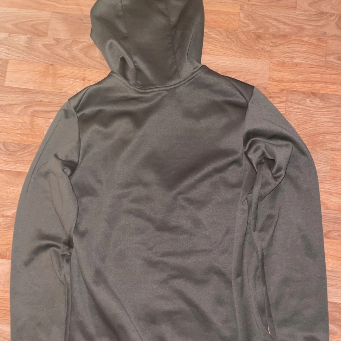 Mörk grön hoodie från Nike med camo-detalj - 1