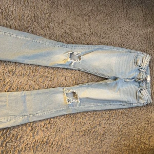 jeans med slitningar  - jättefina jeans ifrån Young gina 