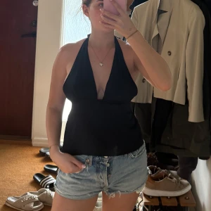 Halterneck top - Säljer min snygga halterneck topp som är köpt från gina tricot men den har tyvärr aldrig kommit till någon användning så lappen sitter kvar🩷Nypris ca 360 kr