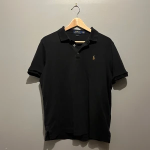 Ralph Lauren piké - En klassisk Ralph lauren piké tröja som är kortärmad. Den är svart och passar till det mesta. Storlek M. Pris kan diskuteras