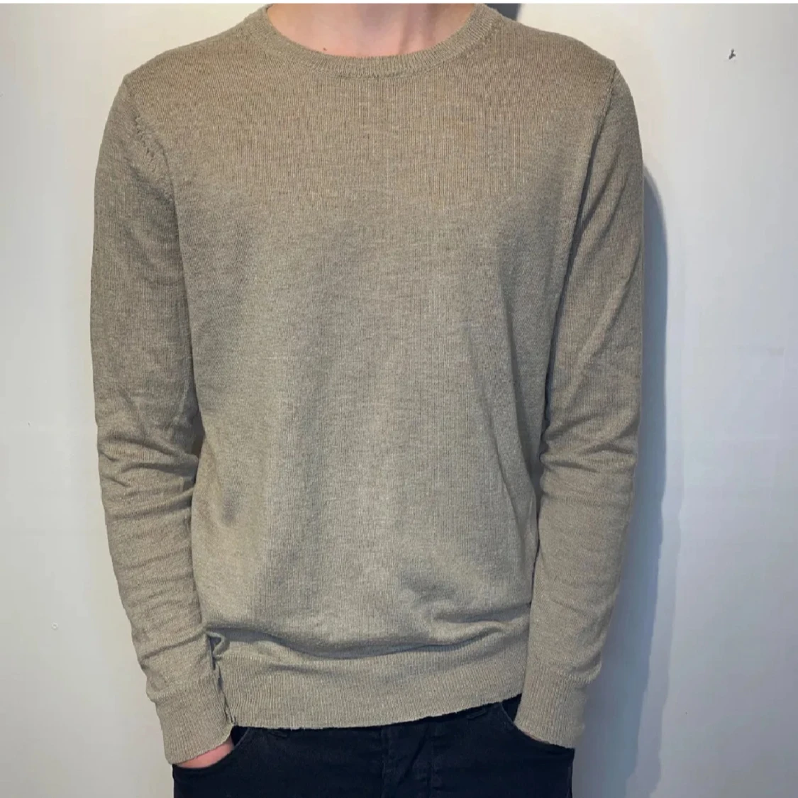 Beige stickad tröja från Movesgood - 1