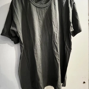 Svart t-shirt med tryck 'Strong and Fearless' - Cool svart t-shirt med stort vitt tryck på ryggen med texten 'Strong and Fearless' och en anatomisk hjärta-illustration. Rund halsringning och normal passform. Perfekt för dig som gillar statement-plagg.