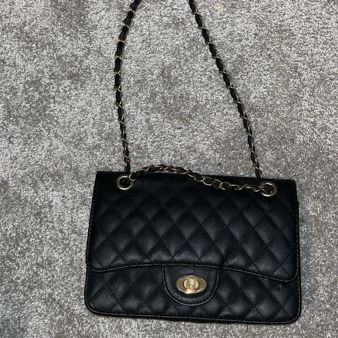 Svart quiltad axelväska med guldkedja