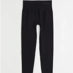 Svarta ribbade leggings  - Svarta leggings med ribbad struktur från SWE-S. Hög midja och tight passform, perfekta för en stilren och bekväm look. Passar till både träning och vardag.