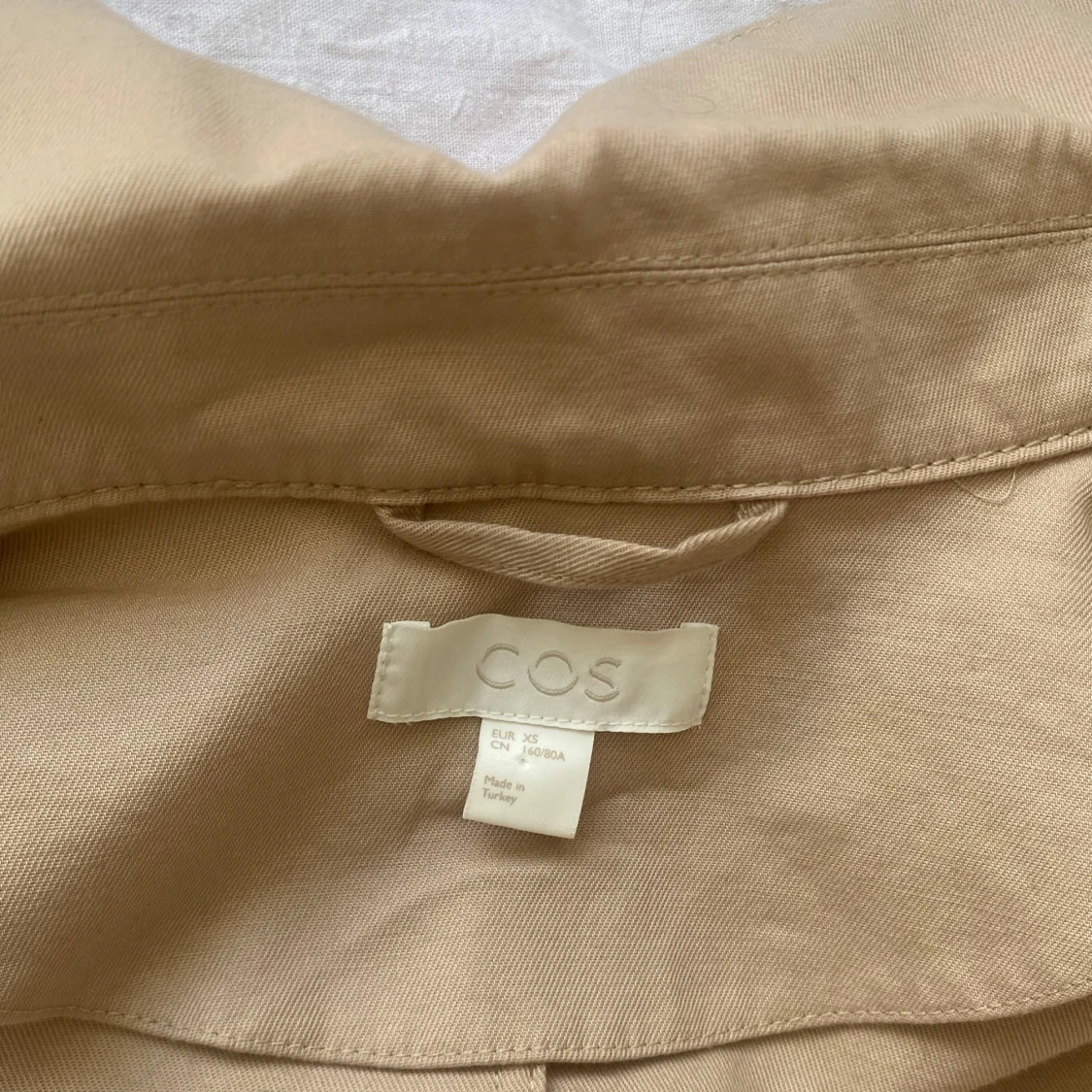 Beige jacka med bälte från COS - 2