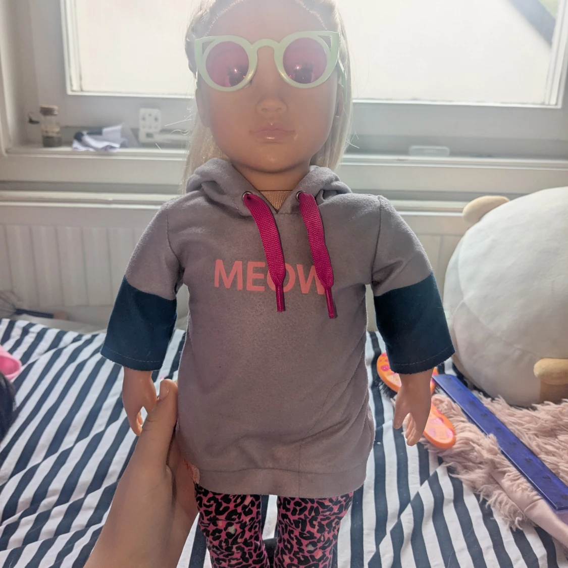 Ljuslila hoodie med texten MEOW - 1