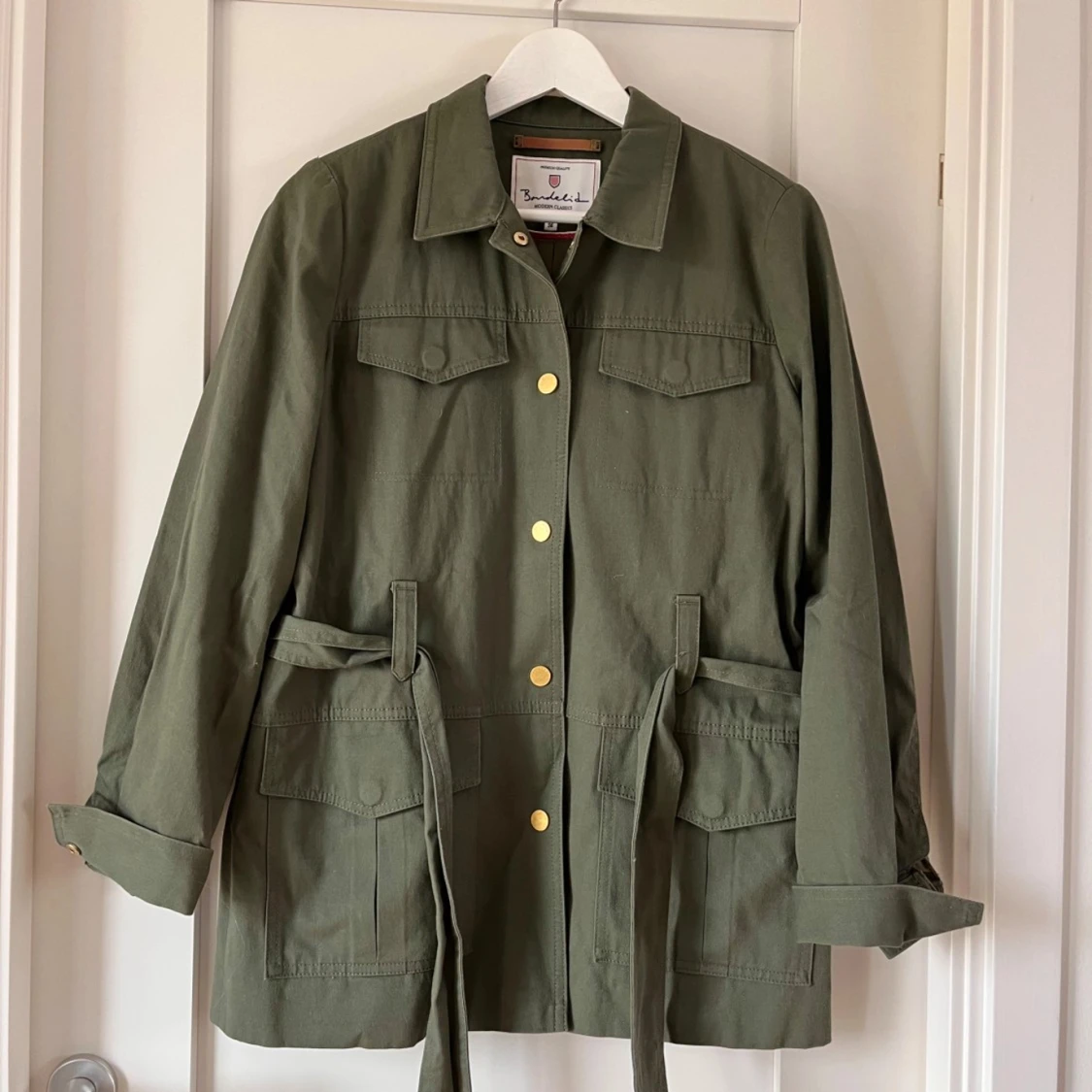 Militärgrön jacka med bälte från Bondelid