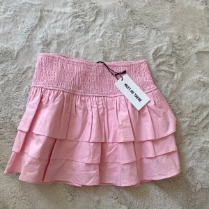 Meet me there kjol - Minikjol. Nytt skick med prislapp på. Inga defekter. Inbyggda shorts. 