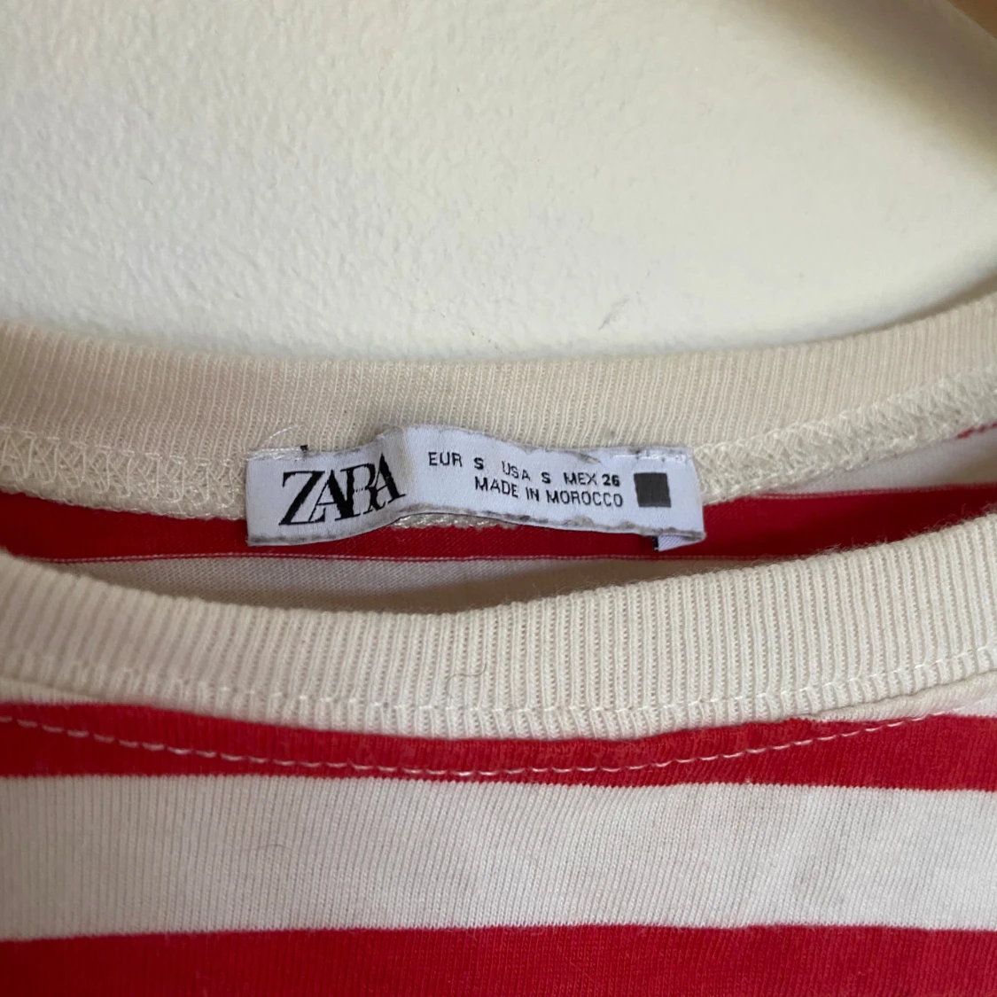 Röd- och vitrandig volangtopp från Zara - 1