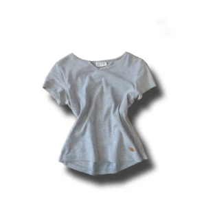 Grå t-shirt från KappAhl - Enkel grå ribbad t-shirt från KappAhl. (Den är så för liten för mig annars är den mer "urringad" 🩶 