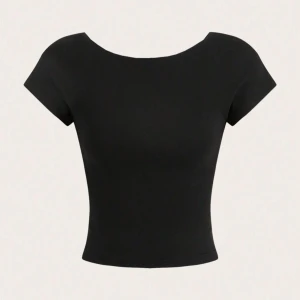 Svart rygglös topp - Säljer en rygglös tröja, använd fåtal gånger men superfin till sommaren🥰