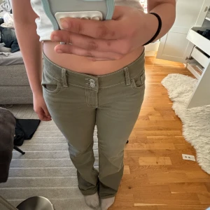 Gröna Nelly jeans - As snygga! Råkade köpa fel storlek. Använd ca 2 gånger