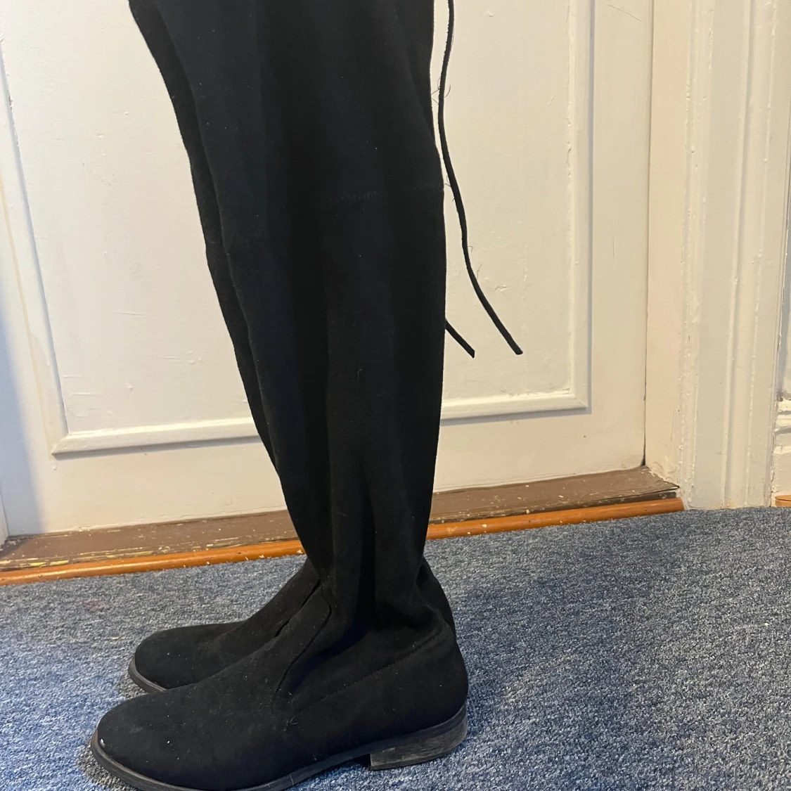 Svarta lårhöga stövlar i mocka - 1