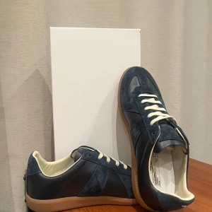 Masion Margiela - Masion Margiela skor, skick 9/10, äktighetsbevis samt allt og finns! Kan tänka mig att gå ner i pris vid snabb affär. Bara att DMa om ni har frågor!  