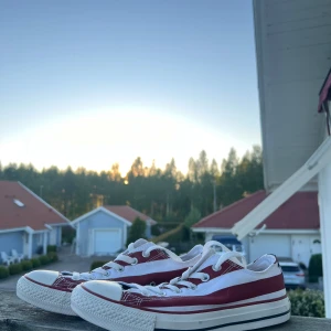 Converse All Star sneakers Stars & Stripes - Säljer ett par Converse All Star sneakers med USA-flagga i rött, vitt och blått. Skorna har klassisk snörning, vit sula och rund tå. Hittade dessa hos min farmor när vi rensade.