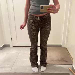 Leopardmönstrade bootcut byxor - As snygga leopardbyxor som sitter som en smäck😮‍💨😮‍💨
