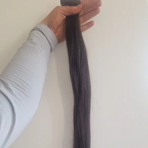 Mörkbruna tejp extensions - Säljer mörkbruna tejp extensions i äkta hår. Fästes enkelt med tejp och ger ett naturligt resultat. Passar dig som vill ha längre eller fylligare hår. Håret är rakt och har en fin glans. 50cm