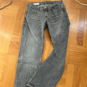 Grå jeansbyxor från Zara - Säljer ett par grå baggy jeans Zara i storlek 38.  Använda ett fåtal gånger✨