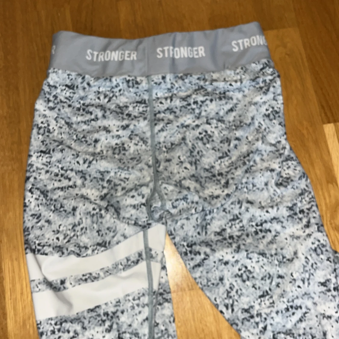 Gråvita mönstrade träningstights från Stronger - 1